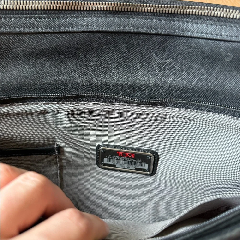 Tumi Astor Regis Black Slim Leather Briefcase Messenger Laptop Bag YS-1111